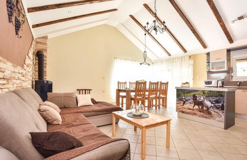 Trilj House | Cozy home in Vojnic Sinjski with sauna