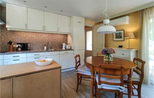 Vorden House | Cozy Home In Vorden With Kitchen
