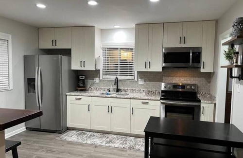 Whitestown House | Cozy home in Whitestown