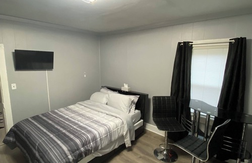 Peoria House | Cozy home N Peoria located close to the hospitals and downtown with AC, WiFi