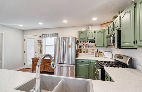 Thayer House | Cozy Home Near 231 with Open Living & Full Kitchen