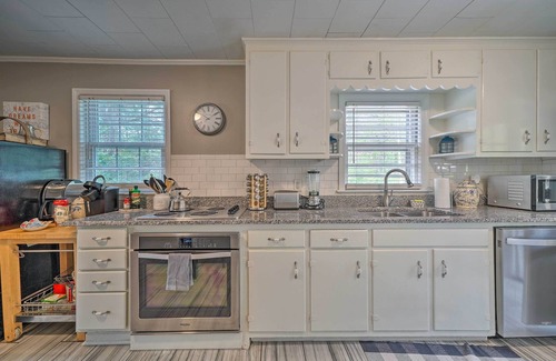 Chapel Hill House | Cozy Home Near Downtown Chapel Hill w/Deck!