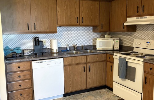 Fort Wayne House | Cozy home! Near downtown, St. Francis, mall, Fort Wayne Children's Zoo and more!