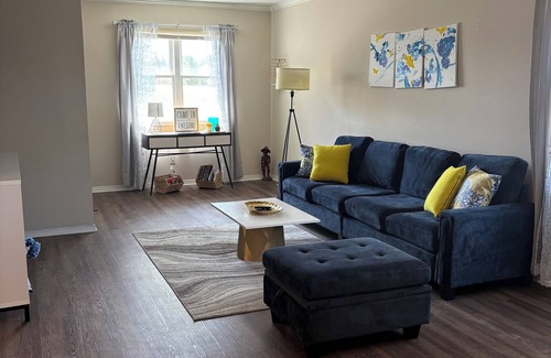 Fort Wayne House | Cozy home! Near downtown, St. Francis, mall, Fort Wayne Children's Zoo and more!
