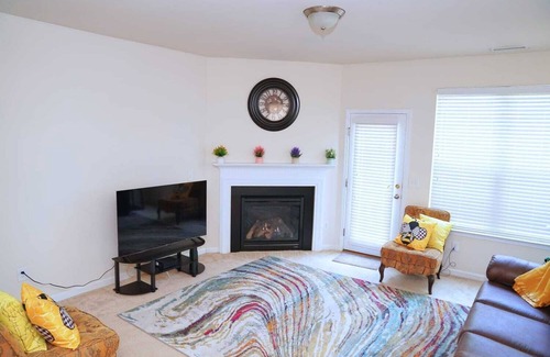 Northeast Raleigh House | Cozy Home near DT Raleigh+UNC+WakeMed+Workspace+free parking+Fast Wi-Fi+ Netflix