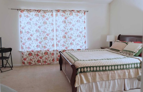 Northeast Raleigh House | Cozy Home near DT Raleigh+UNC+WakeMed+Workspace+free parking+Fast Wi-Fi+ Netflix