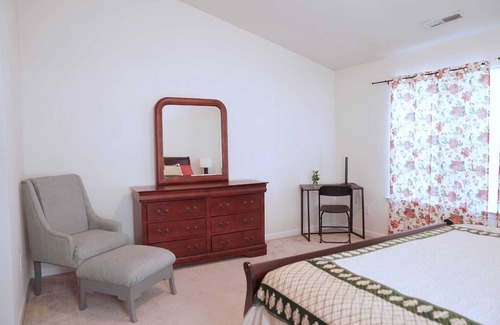 Northeast Raleigh House | Cozy Home near DT Raleigh+UNC+WakeMed+Workspace+free parking+Fast Wi-Fi+ Netflix
