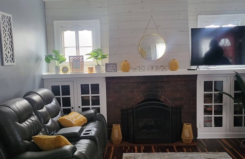 Lorain House | COZY HOME NEAR THE LAKE