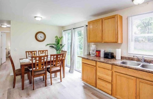West Henrietta House | ~Cozy Home~ Steps to RIT by UofR/Airport/DWTN w/AC
