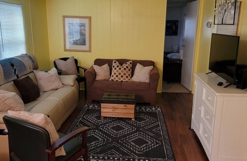White Lake House | Cozy home w/ easy walk to lake