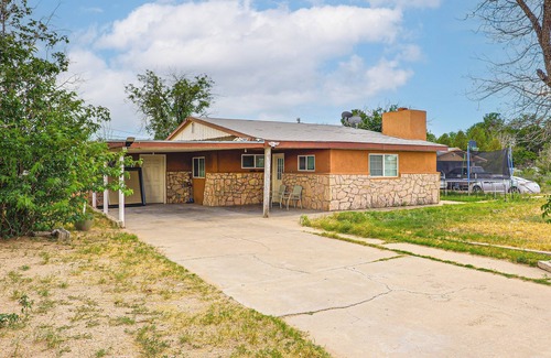 Carlsbad House | Cozy Home w/Patio 24 Miles to Carlsbad Caverns NP