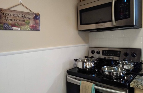 Forest Park House | Cozy Home w/Wifi, Netflix, Smart TV, Near Airport
