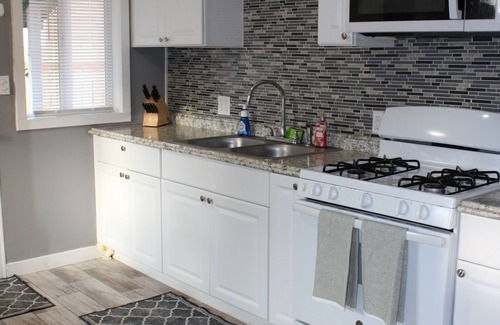 Bremerton House | Cozy home walking distance from the beach, festivals & Bremerton-Seattle ferry.