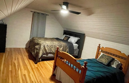 Iowa City House | Cozy Home Walking Distance to the Stadium and Downtown! Kid and Pet Friendly.