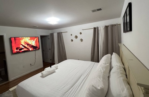 Elizabeth House | Cozy Home with 3 king bedroom Beautiful/ safe neighborhood just 7 mins to EWR.