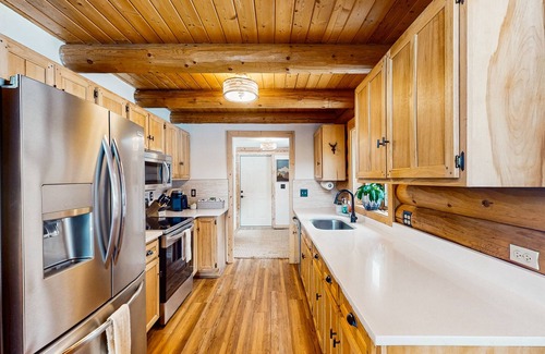 Cripple Creek House | Cozy home with fully stocked kitchen, large deck, mountain views & fast wifi