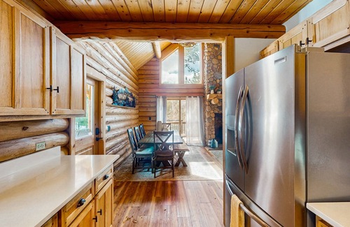 Cripple Creek House | Cozy home with fully stocked kitchen, large deck, mountain views & fast wifi
