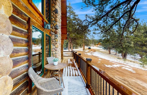 Cripple Creek House | Cozy home with fully stocked kitchen, large deck, mountain views & fast wifi