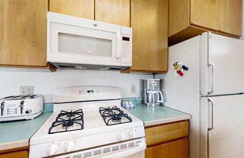 Grand Lake House | Cozy home with full kitchen, private patio & mountain views