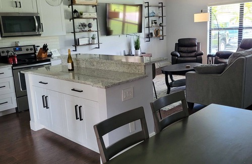 Port Saint Lucie House | Cozy home with great big backyard shade tree