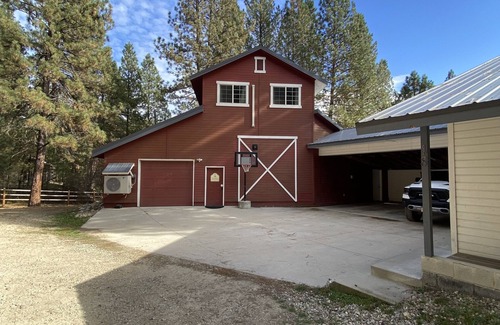 Garden Valley Cabin | Cozy home with HOT TUB, River View & Fire Pit!