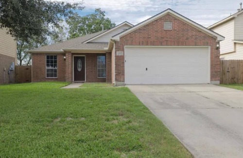 Northeast Houston House | Cozy Home with Oversized King Suite, 15 min to IAH