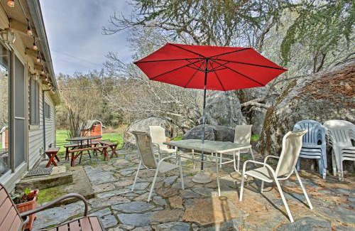 Mariposa House | Cozy Home with Patio Near Yosemite National Park!