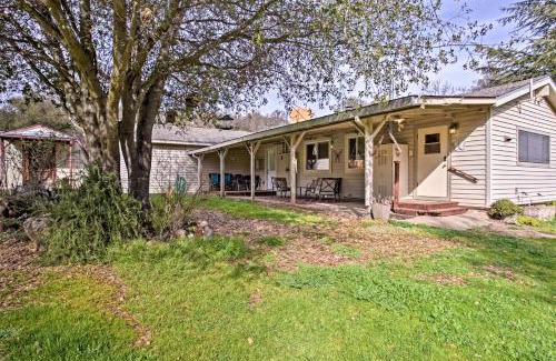 Mariposa House | Cozy Home with Patio Near Yosemite National Park!