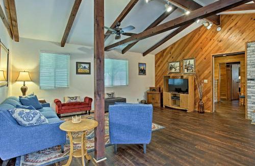 Mariposa House | Cozy Home with Patio Near Yosemite National Park!