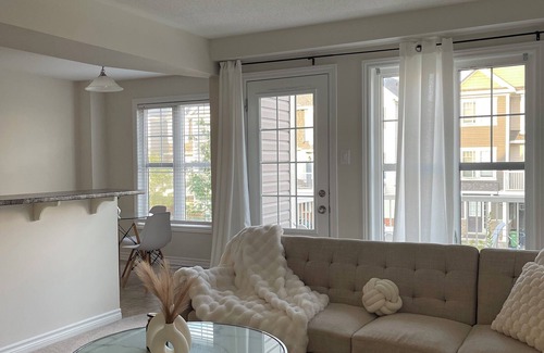 Ottawa Division House | Cozy home with pool table in ottawa
