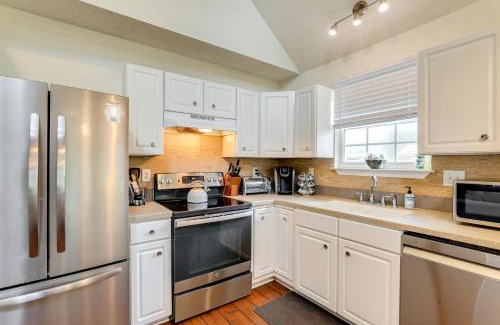 North Charleston House | Cozy Home with Yard about 9 Mi to Dtwn Charleston!