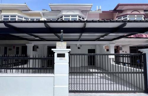 Batu Pahat House | Cozy Homestay near Pantai & Aeon Big - 10pax by Ngio
