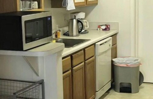 Bethesda Apartment | Cozy, homey, cute place walking to train and buses