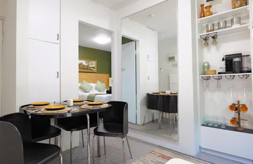 Melbourne Apartment | Cozy Hommee In Between CBD & Airport - Free Parking & Self Check-In