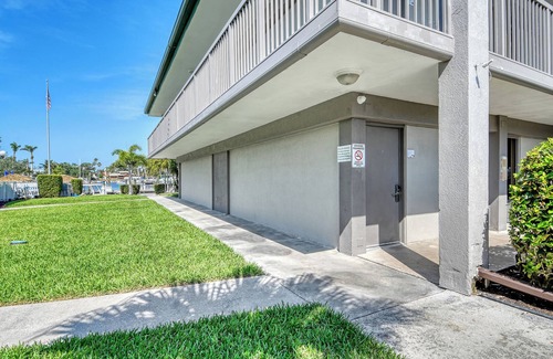Whitfield Apartment | Cozy Hotel Room, Bunk Bed, Pool, Tiki Bar, Close To Beaches, Food and Fun!