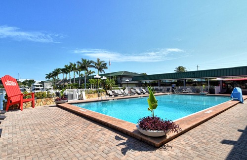 Whitfield Apartment | Cozy Hotel Room, Bunk Bed, Pool, Tiki Bar, Close To Beaches, Food and Fun!
