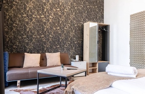 Mariahilf Hotel | Cozy Hotel Room with View | Mariahilferstr