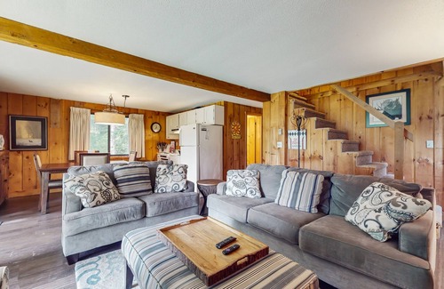 West Dover House | Cozy house close to Mt Snow w/hot tub, balcony, bbq, two kitchens, w/d, wifi