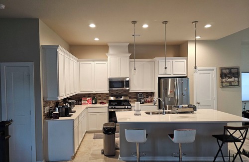 Sienna Plantation House | Cozy house in a peaceful neighborhood, suitable for work and relaxation.