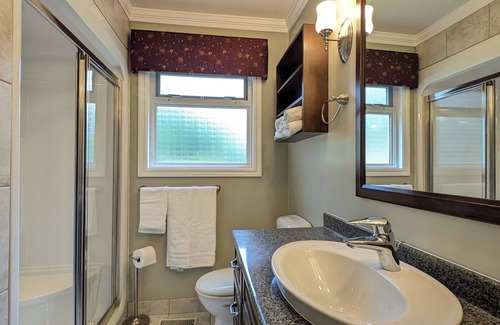 Willoughby House | Cozy house in Langley TWP Close to shopping centre