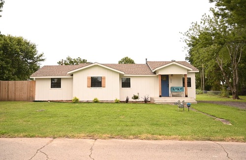 Eufaula House | Cozy house in quiet area of Eufaula, 1 block to lakeshore, completely renovated!