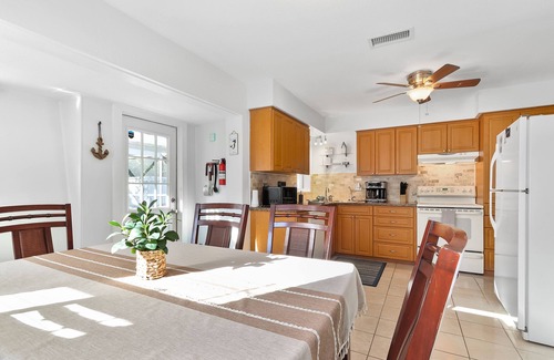 South Pinellas Community Council House | Cozy House Minutes From Gulf Beaches and Shopping! Heated Pool In Paradise!