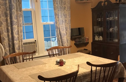 Philipstown House | Cozy house on a quiet street with a charming deck! 5 minutes walk to NYC train!