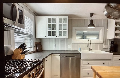 St. Albans House | Cozy house on Lake Champlain, sunsets, dog friendly, 1.5 bath, kayaks, mooring