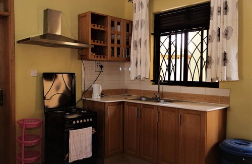 Entebbe House | Cozy house sleeps 8, minutes away from airport!