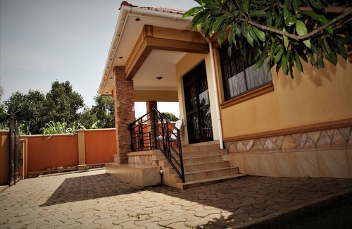 Entebbe House | Cozy house sleeps 8, minutes away from airport!