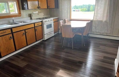 Whiting House | Cozy house with large fields, firepit and plenty of parking