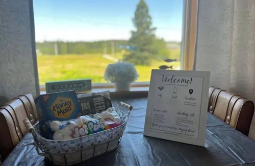 Whiting House | Cozy house with large fields, firepit and plenty of parking