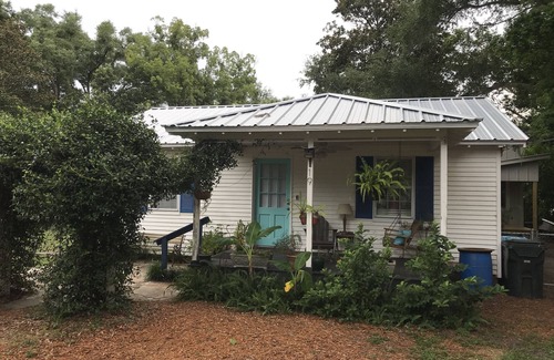 Saint Simons Heights House | Cozy House with a fenced yard