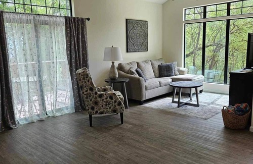 Pointblank House | Cozy house with Lake View. Welcome to Grace.